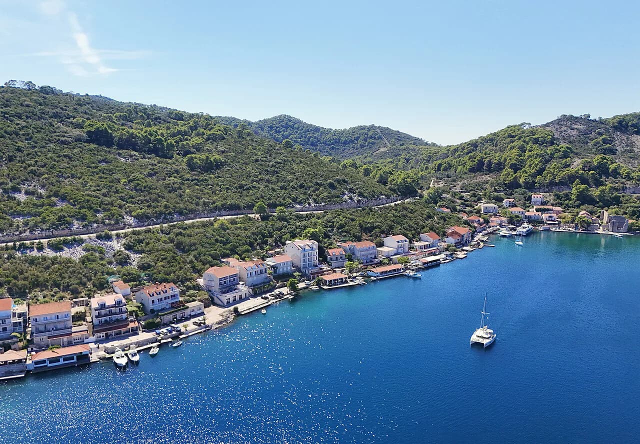 Polače, Mljet: Harbour Village, Roman Palace and Park Trails