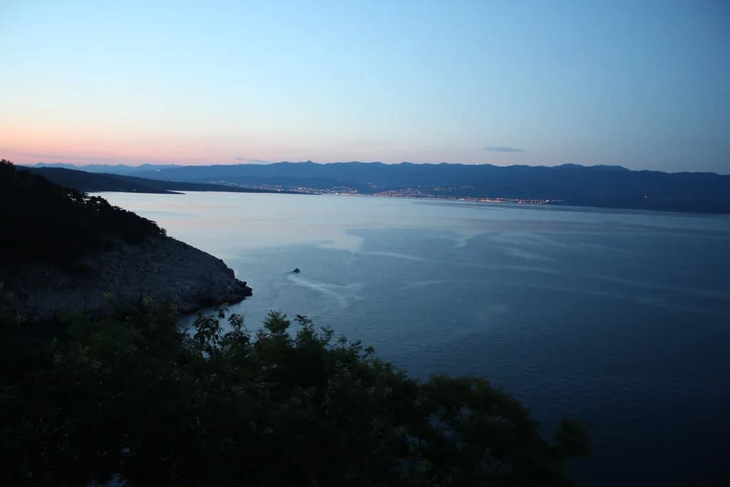 Vrbnik, Kvarner: Cliffside Old Town & Klančić Views Guide
