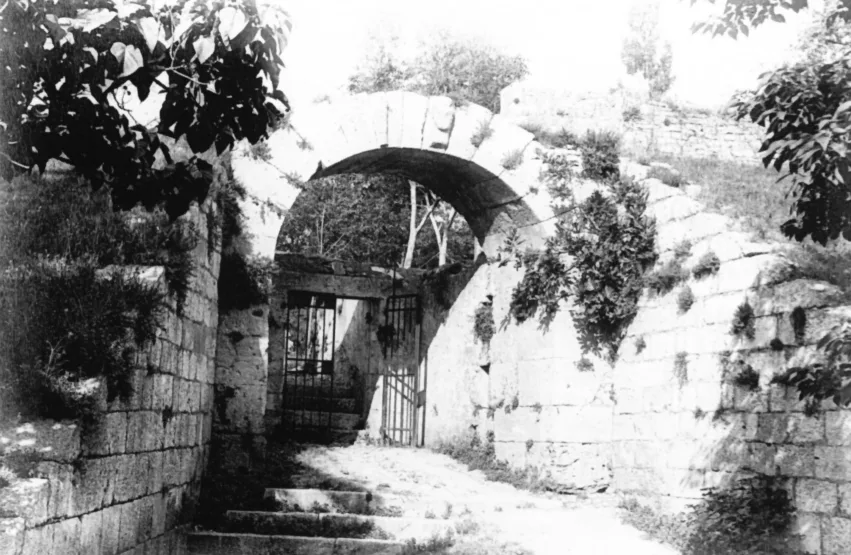 The Gate of Hercules in Pula in an photograph by Alois Beer