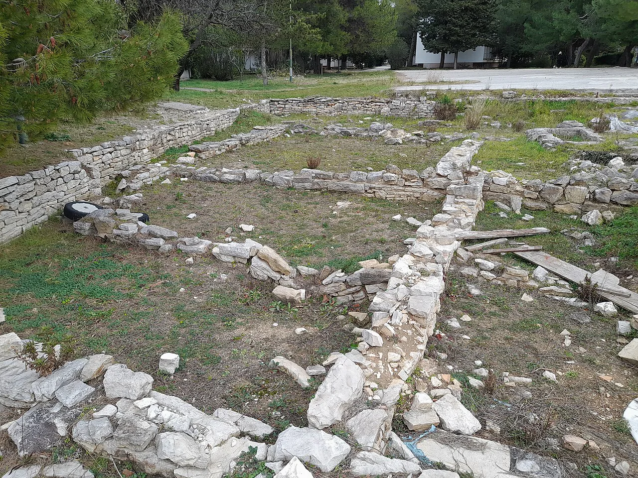 Stone wall foundations of the Roman town of Siculi at Resnik in Kaštela, Dalmatia