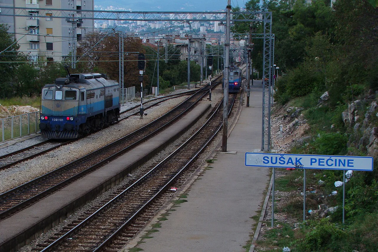 A train at Sušak Pećine railway station in Rijeka